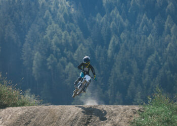 Husqvarna Mobility Introduces 2025 EE 5: Electric Motocross with Water-Cooling Tech!